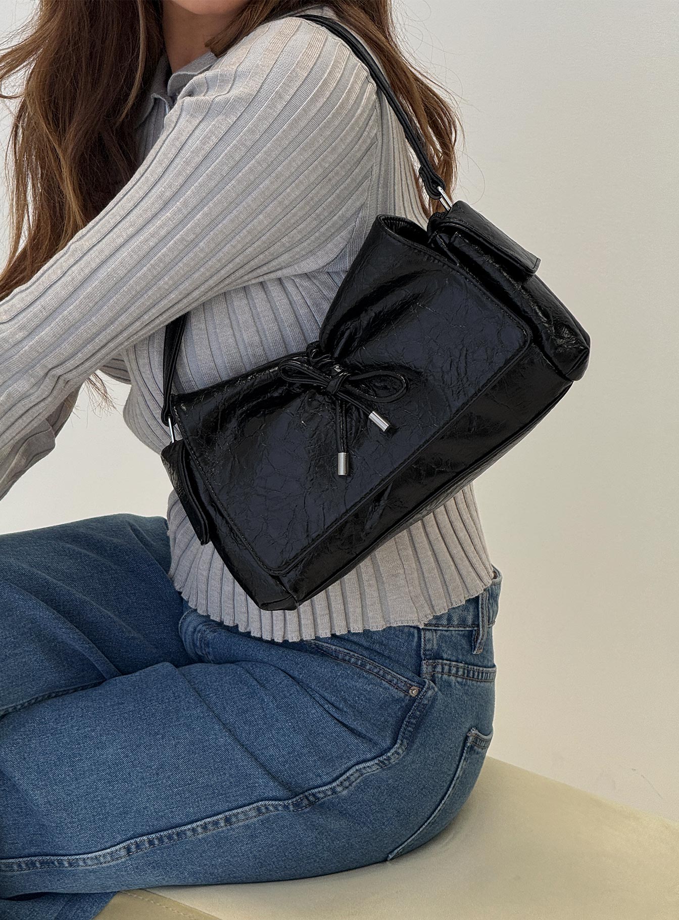 Lay Your Cards Bow Detail Shoulder Bag Black - Image 6