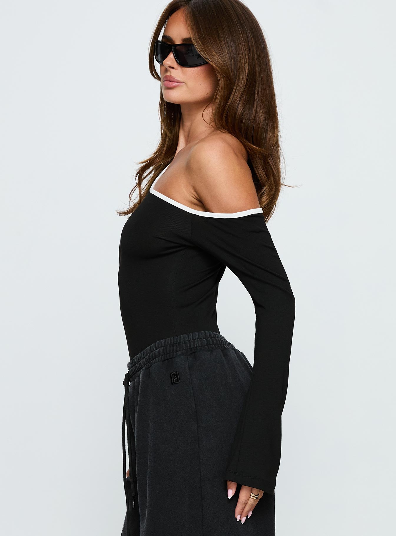 Andrielle One Shoulder Long Sleeve Bodysuit Black White - Image 3
